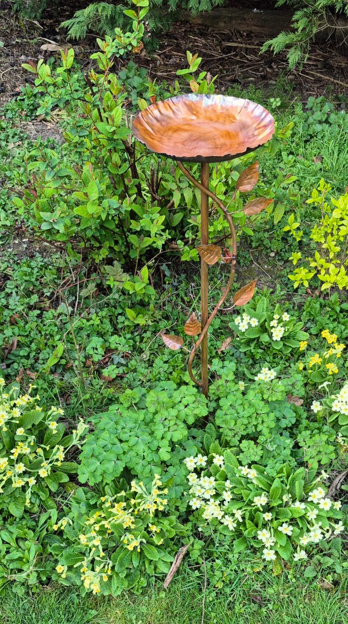 Freestanding birdbath 